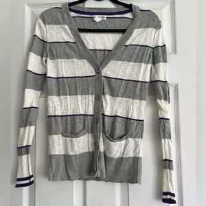 Aeropostale white and grey stripped cardigan. Has pockets in front. Size XL.